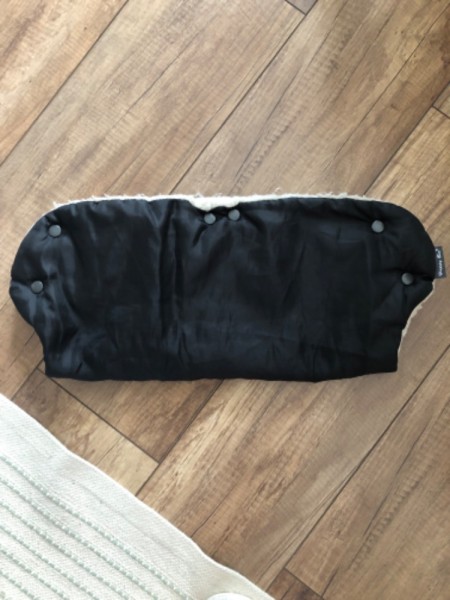 Čierny rukavnik na kočík