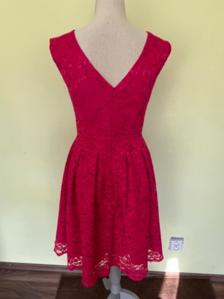 Spolocenske saty vo fuchsiovej farbe